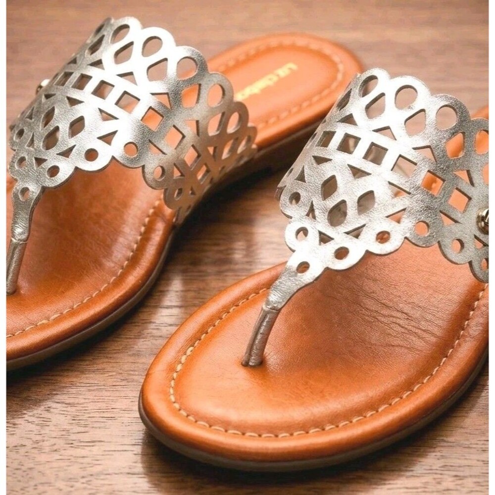 Liz Claiborne Silver Laser Cut Thong Sandals 6M Metallic Boho Moroccan Slides